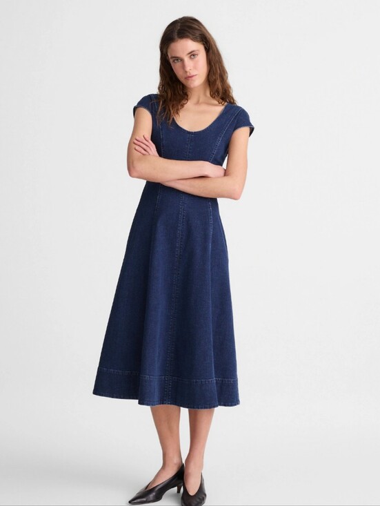 Madewell Dresses & Skirts - Madewell Denim Seamed Scoopneck Midi Dress NX932 Size 8 NWT